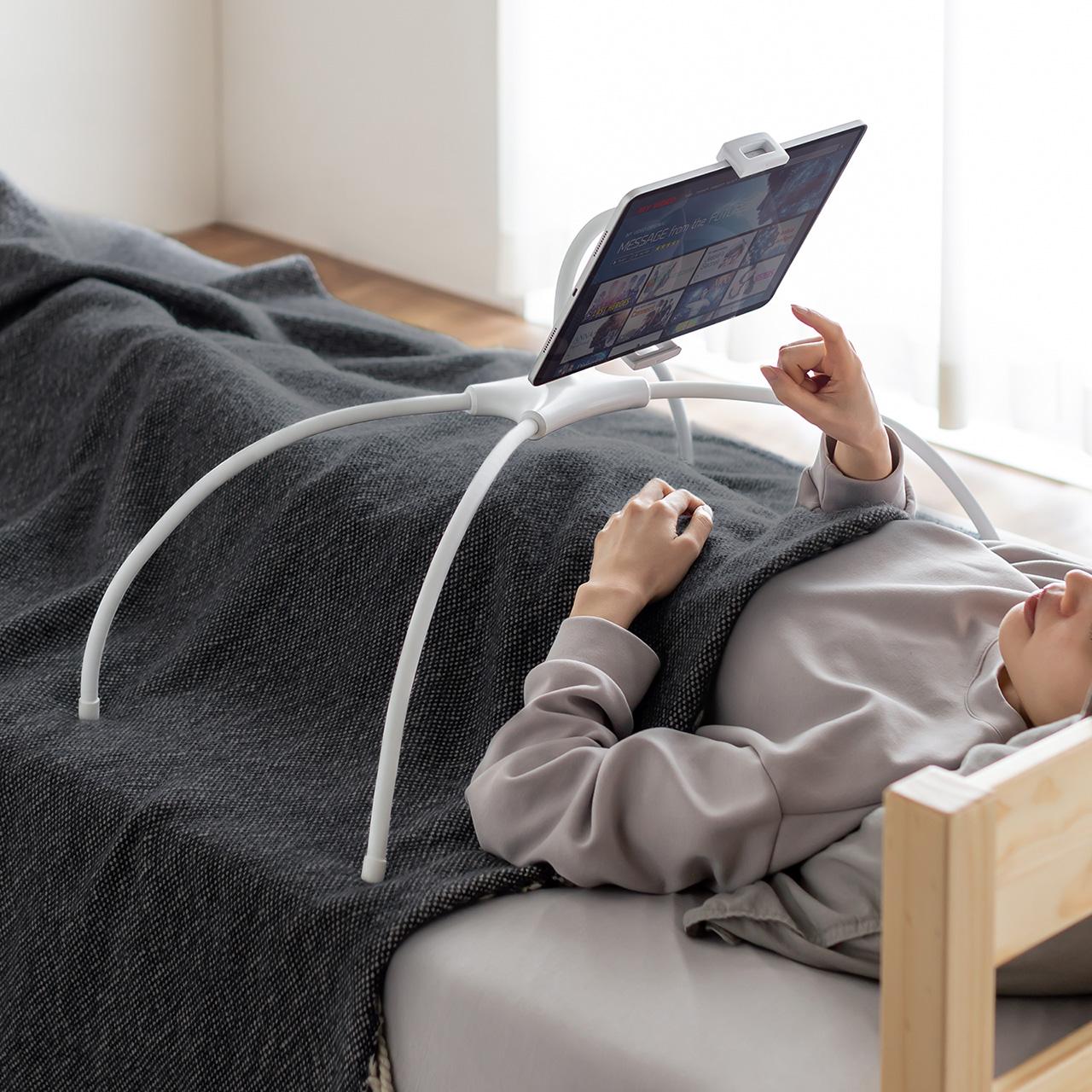 サンワサプライから、寝ながらの動画視聴に最適(?)な4本脚フレキシブルアーム採用のタブレットスタンドが発売。高さ25cmまで調整可能で4,980円から