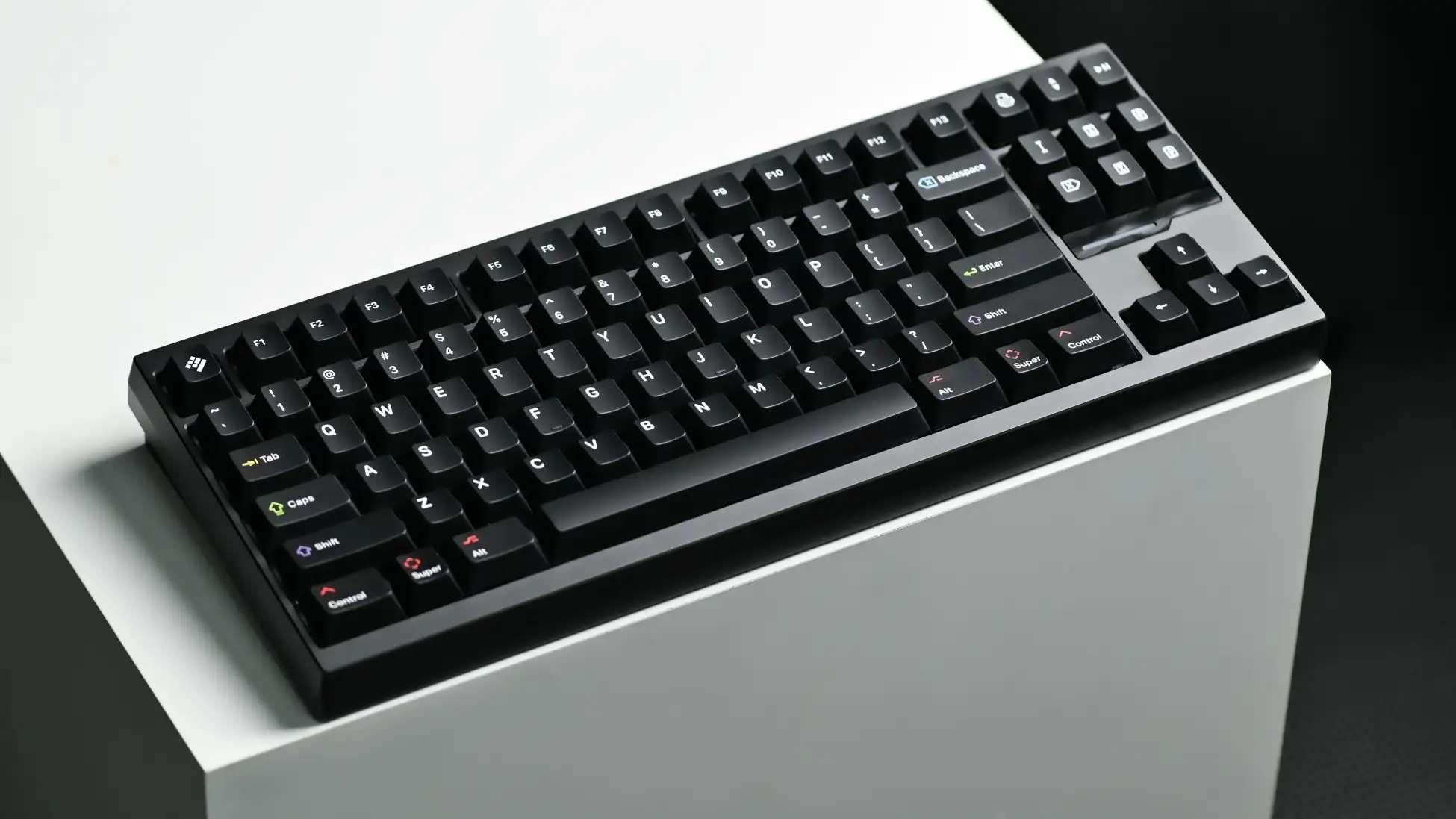 DIGIARTからシンプルなブラックデザインのキーキャップ「KAP White on Black」が登場！