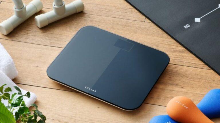 エレコムから新型体重計「エクリア」シリーズが6月中旬に新登場。コンパクト設計、黒色背景の液晶画面で数字がくっきり見やすく。価格は3,311円。