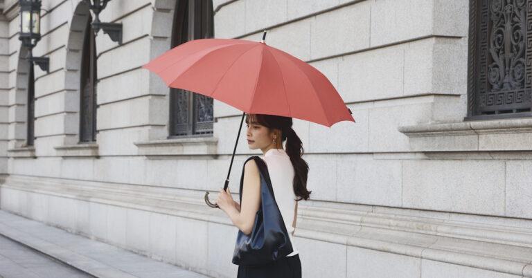 梅雨時期も活躍！マーナより、閉じるだけで一気にたためて撥水力もアップした「Shupatto アンブレラ Plus」が新登場