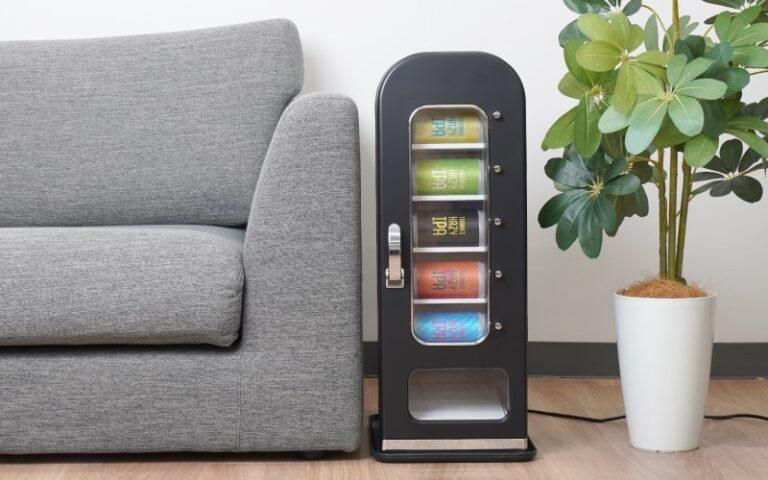 サンコーから「お部屋に自販機」発売。ボタンを押すとガコンッと缶が落ちる小型冷蔵庫、350ml缶10本収納可能