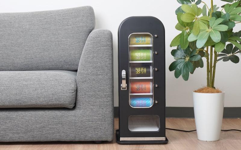 サンコーから「お部屋に自販機」発売。ボタンを押すとガコンッと缶が落ちる小型冷蔵庫、350ml缶10本収納可能