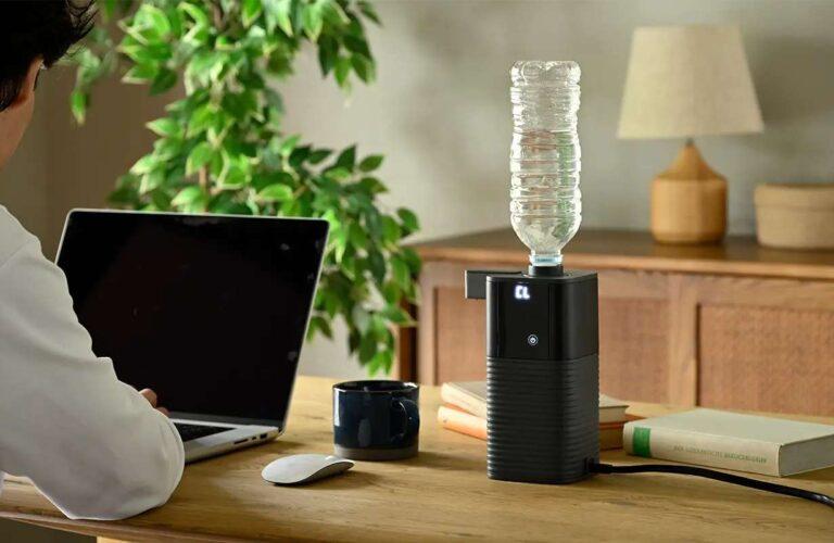 山善から、約0.5秒でお湯になる『次世代電気ポット』がMakuakeに登場。ペットボトル直挿しでコンパクトな設計