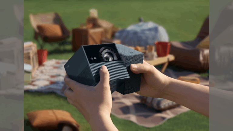 TCLの革新的プロジェクター『PlayCube』がGREEN FUNDINGに登場。ひねって角度調整できる近未来デザイン
