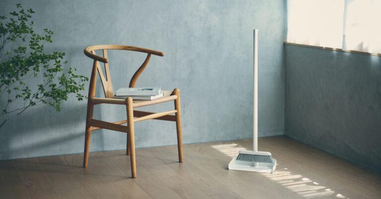 収納も使用もスマートに。自立するほうきとちりとりのセット「スタンドほうきちりとり」マーナから新発売