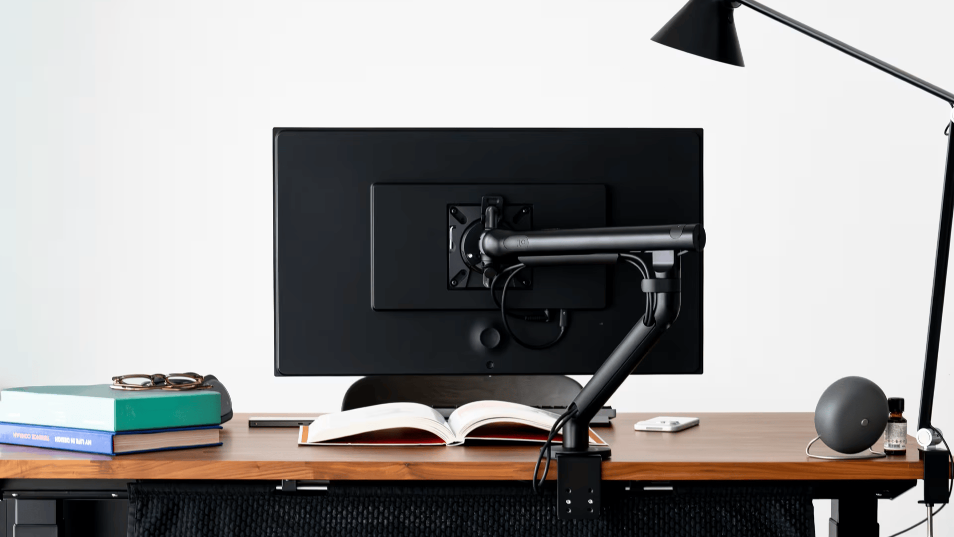 大きなモニター派に朗報。長く愛される名作が“現代向け”に進化したFlo Monitor Arm