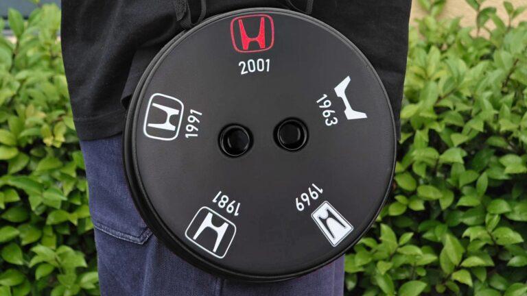 CAMSHOP.JPが歴代Honda Hマーク折りたたみスツール発売。1963年からの歴史を一面に配置し、1000個限定生産で楽天市場にて予約開始。