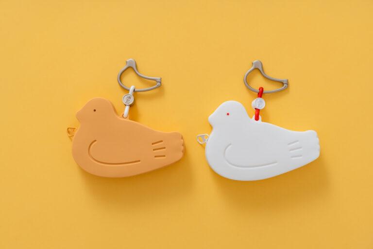 「鳩の日」限定グッズ、鳩サブレー型シリコンポーチ「はとっこ」発売