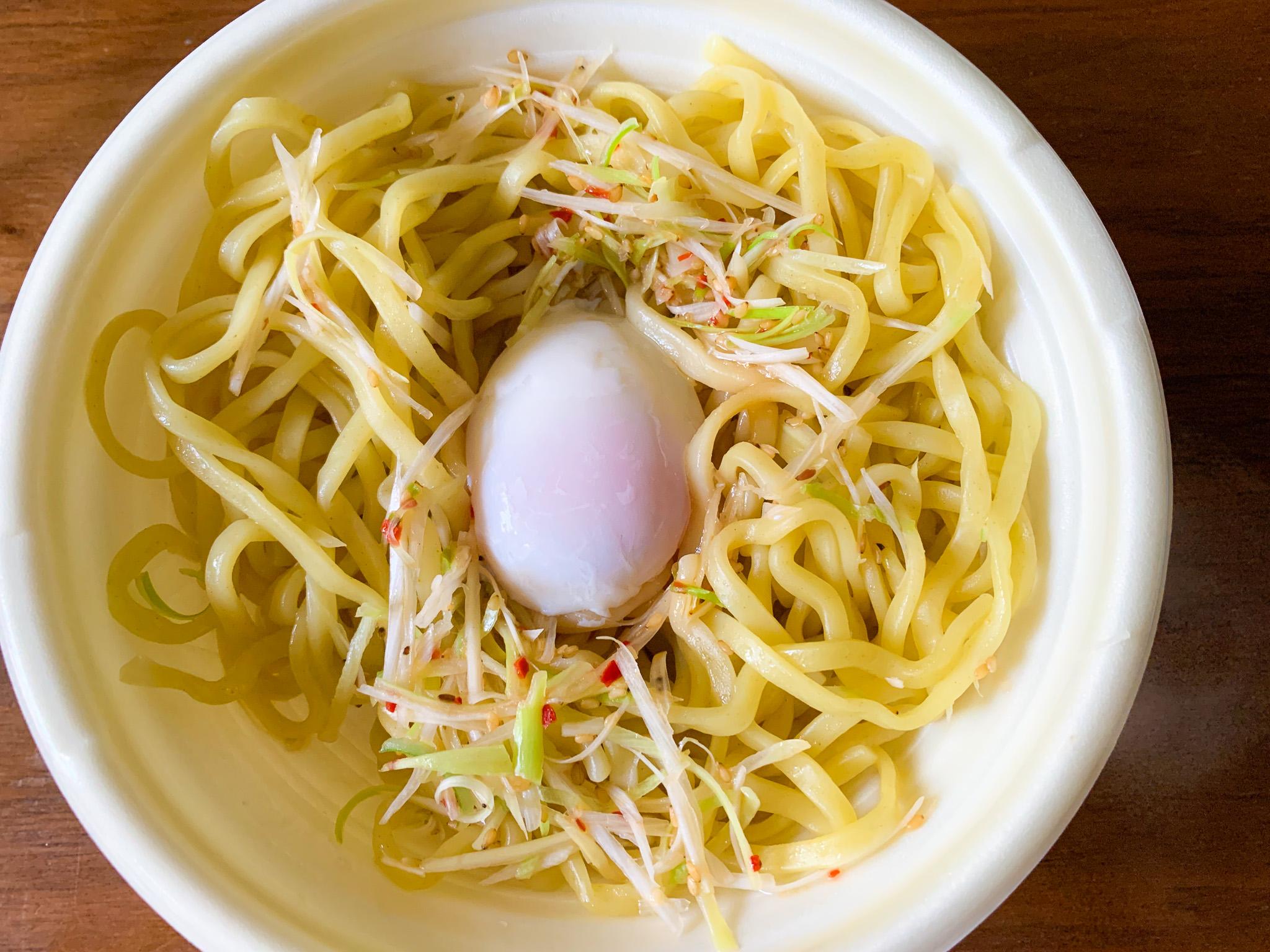 セブン-イレブンの「たまごかけ中華まぜそば」を実食レビュー!シンプルな見た目で、ボリュームを感じる中華まぜそば