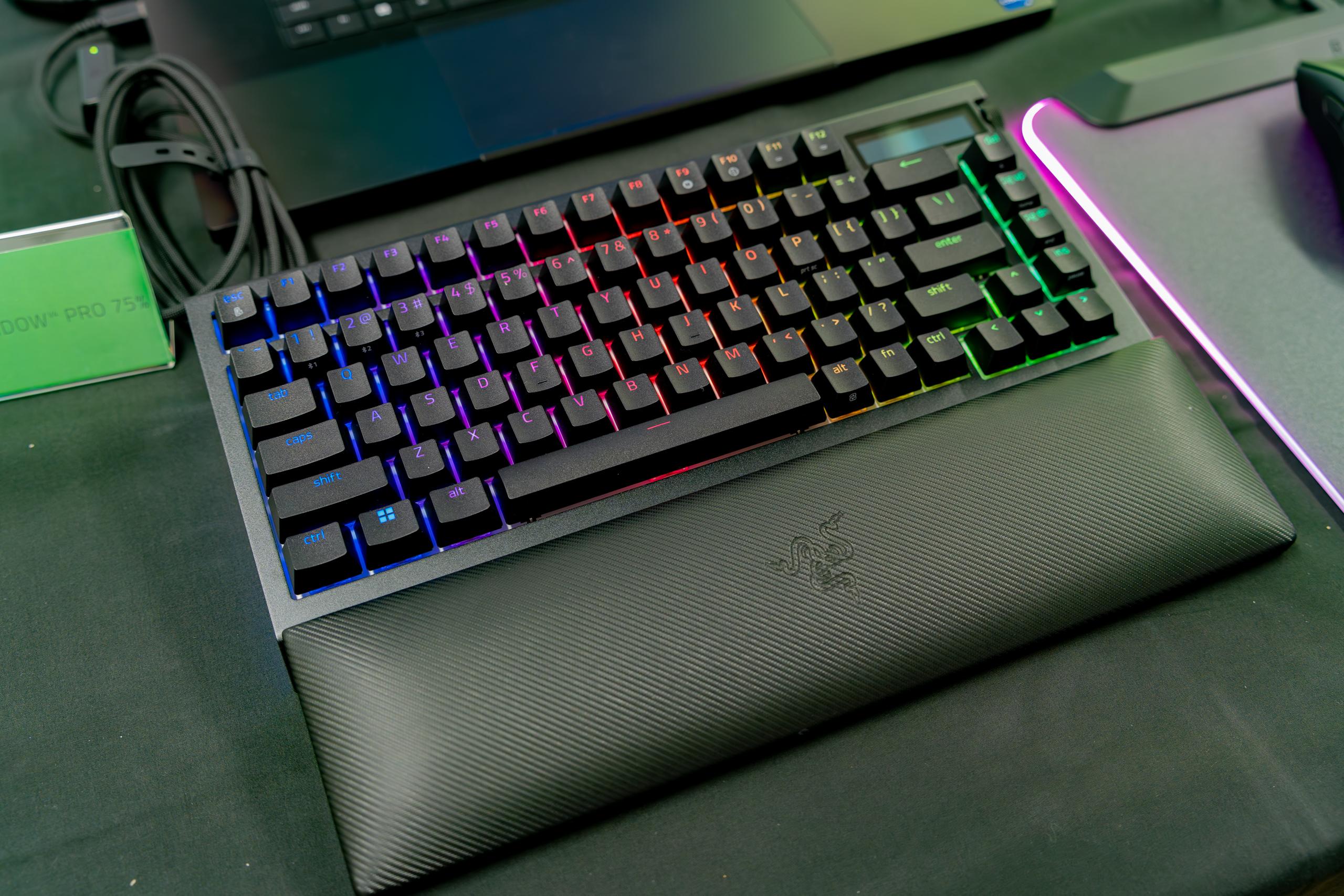 RazerからOLEDディスプレイ搭載の75%メカニカルゲーミングキーボード「RAZER BLACKWIDOW V4 PRO 75%」が登場!9月24日発売で価格は49,880円
