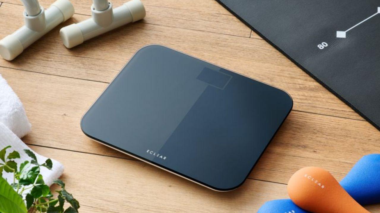 エレコムから新型体重計「エクリア」シリーズが6月中旬に新登場。コンパクト設計、黒色背景の液晶画面で数字がくっきり見やすく。価格は3,311円。