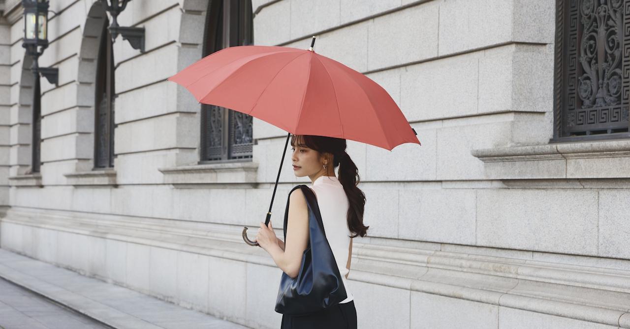 梅雨時期も活躍!マーナより、閉じるだけで一気にたためて撥水力もアップした「Shupatto アンブレラ Plus」が新登場