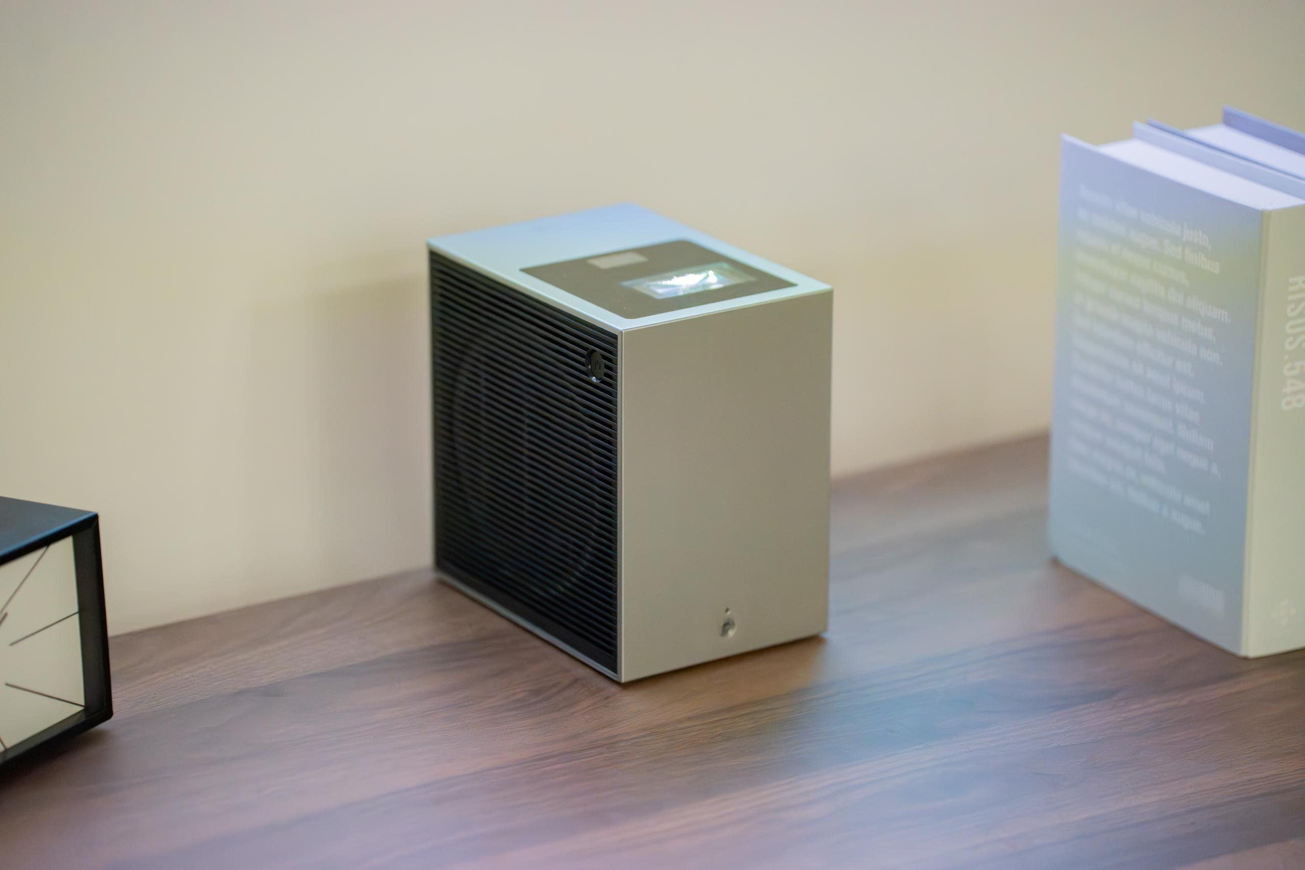 LGから置き場所フリーの4Kレーザープロジェクター「CineBeam S」登場。壁から8cmで40インチ、コンパクト設計で持ち運び自由自在。