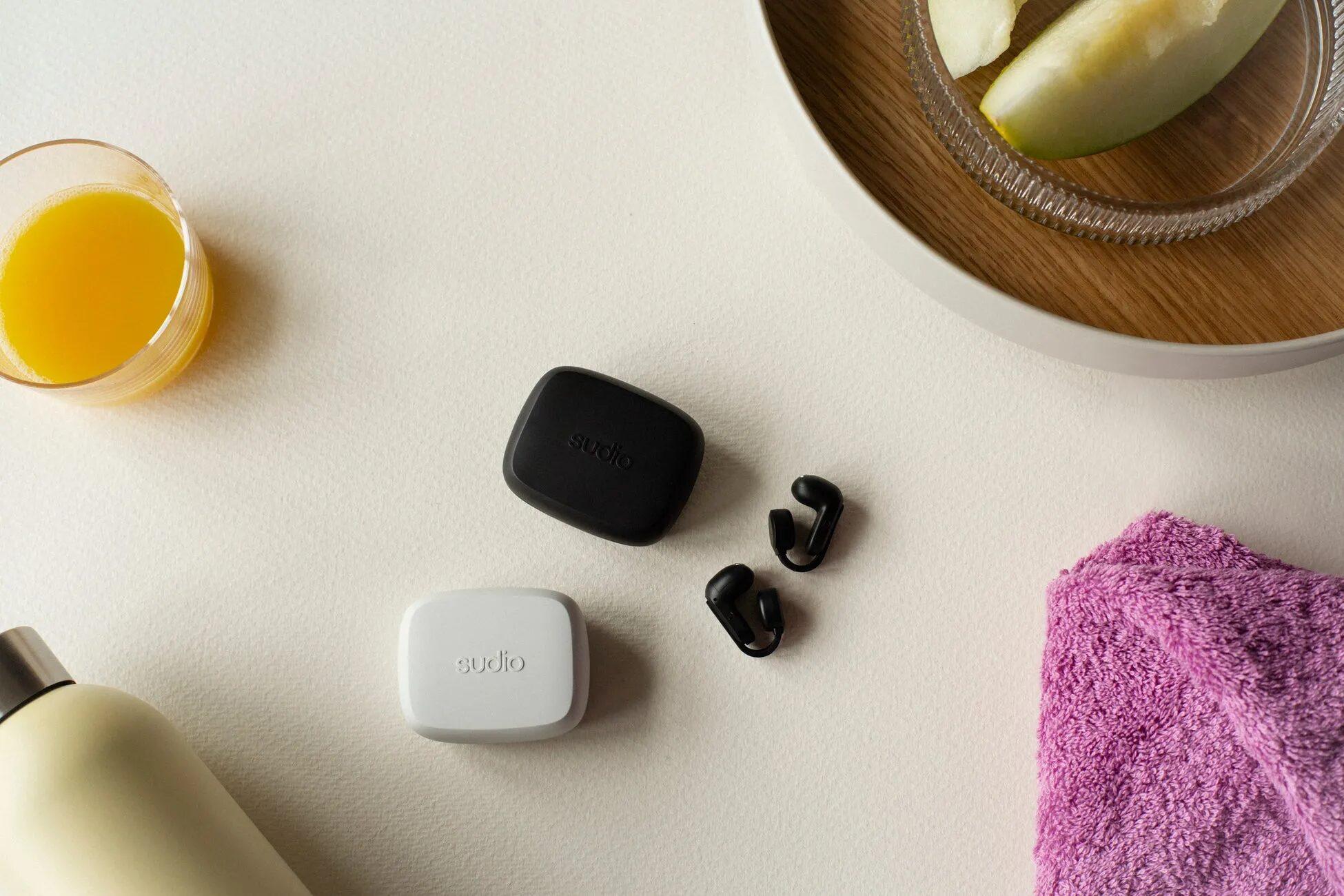 SudioからApple「探す」対応スマートタグ「O1」が1,980円で登場!耳を塞がない「B3」イヤホンも2025年9月末発売