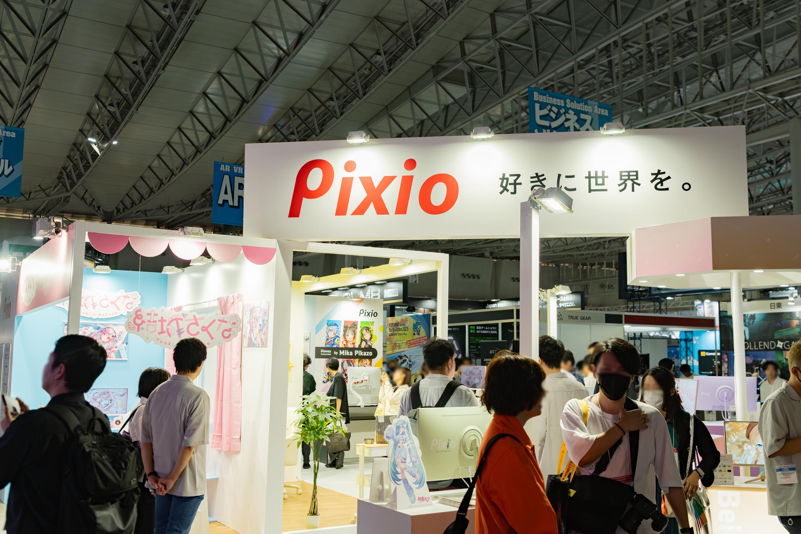 【#TGS2025】「結城さくな」ゲーミングルームの完全再現&新製品の昇降デスクとチェアも!Pixioブースに注目