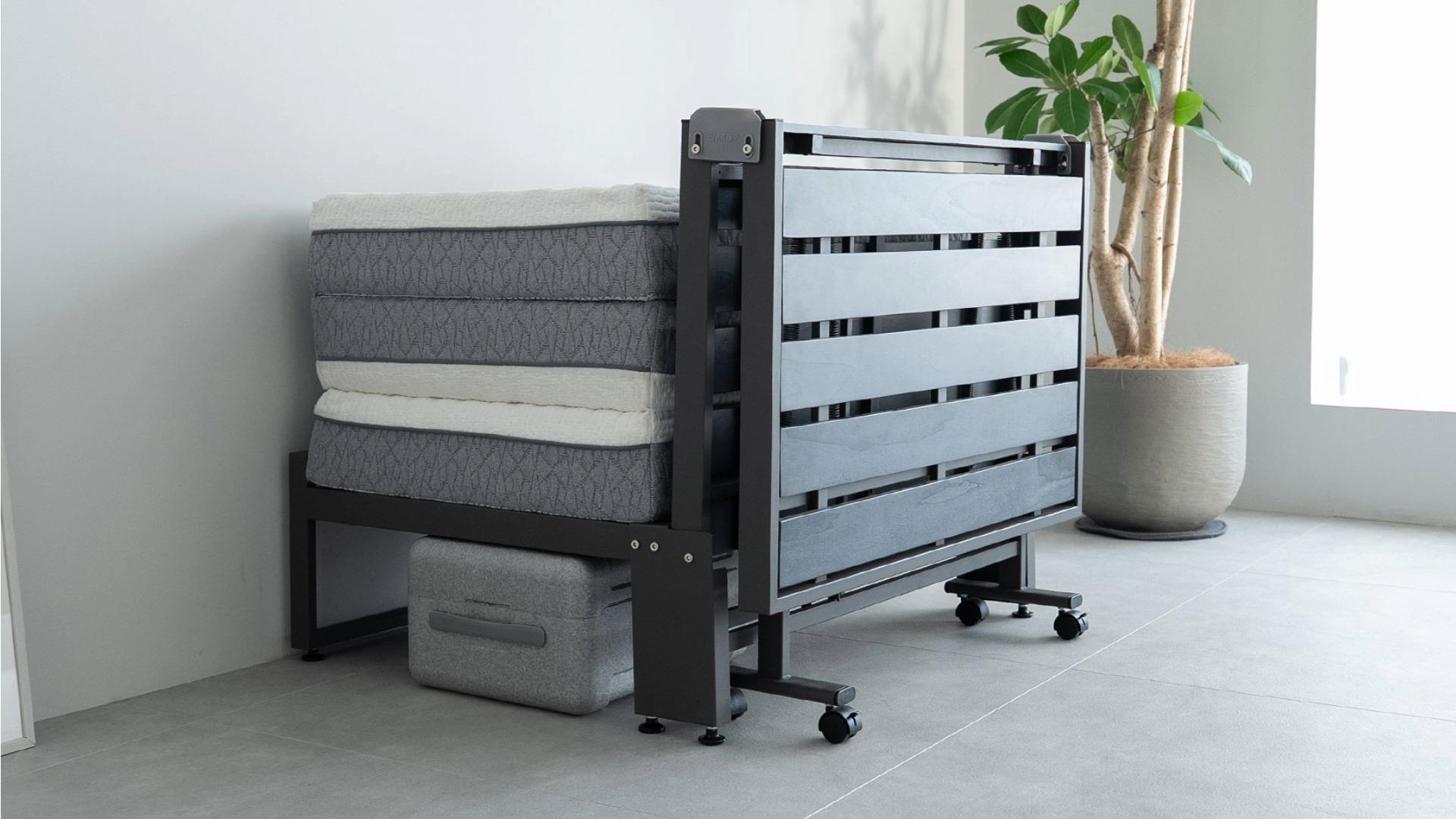 エムールから、三つ折りマットレス専用ベッド発売。耐荷重200kg、片手で折りたたみ可能。