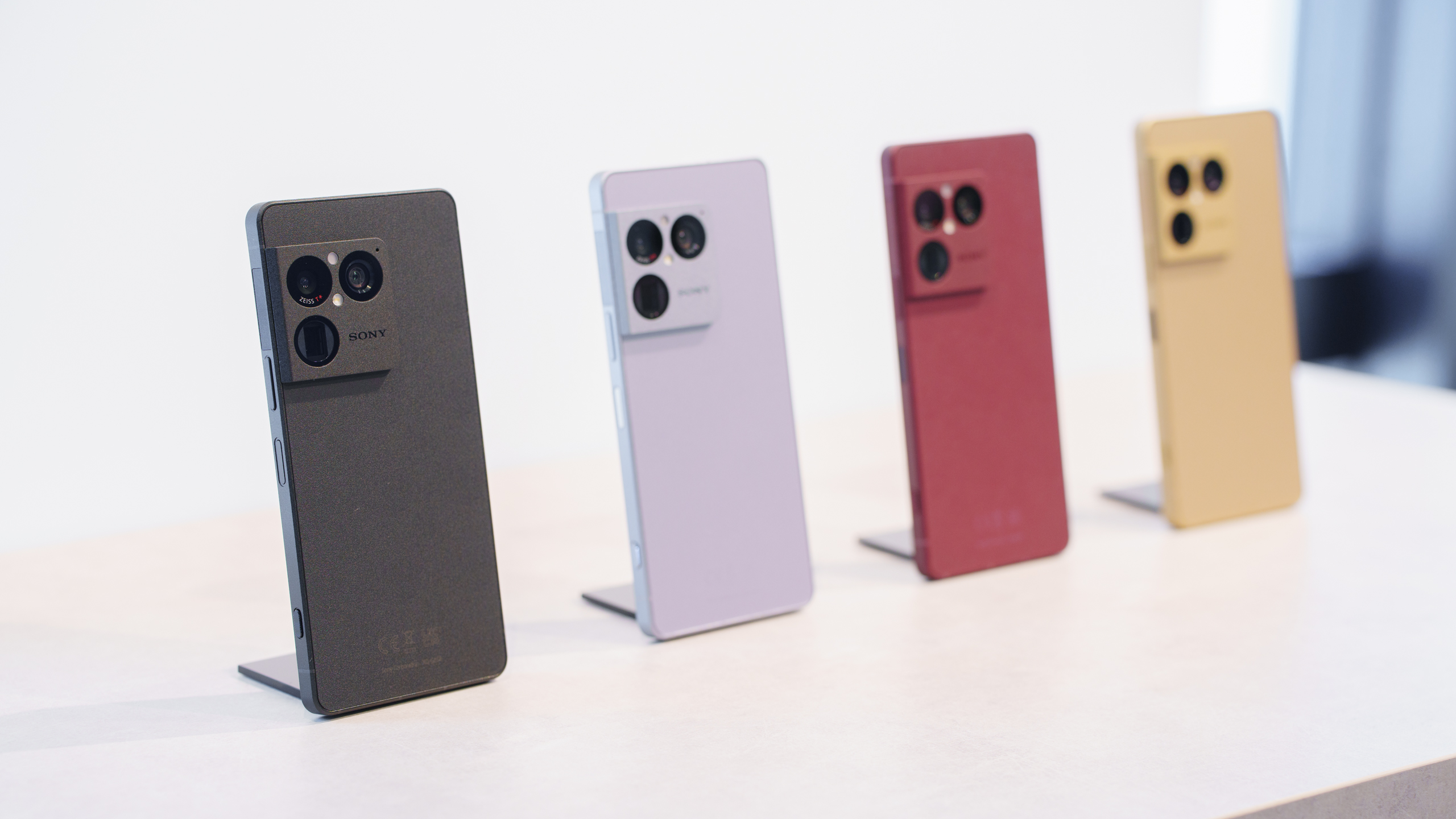 ソニー Xperia 1 VIII 発売。望遠センサー約4倍大型化とAIカメラアシスタント搭載し、αシリーズを感じるカメラフォンに。SIMフリー版は236,000円から