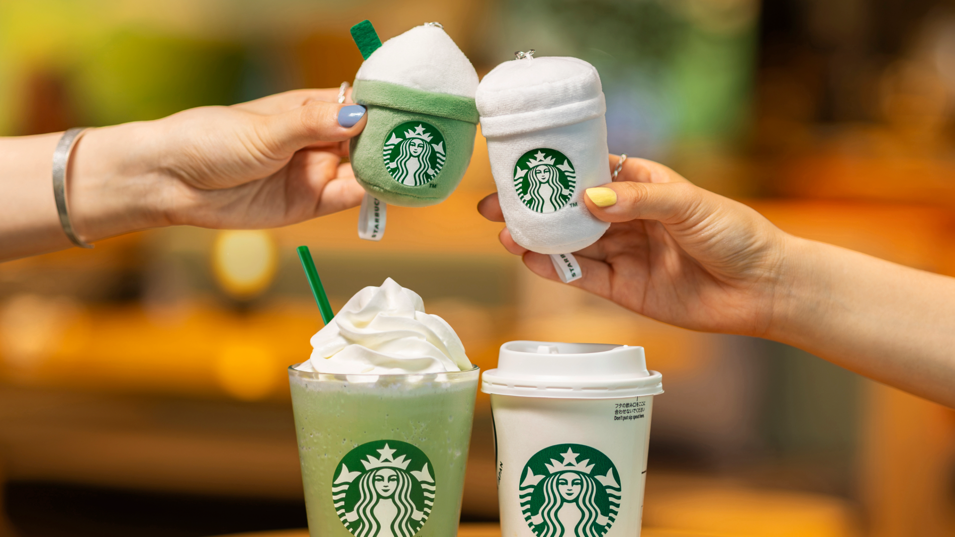 スタバ初のカプセルトイ「ジョイフル カプセル」発売。つなげて楽しむチャーム、リザーブ限定品も