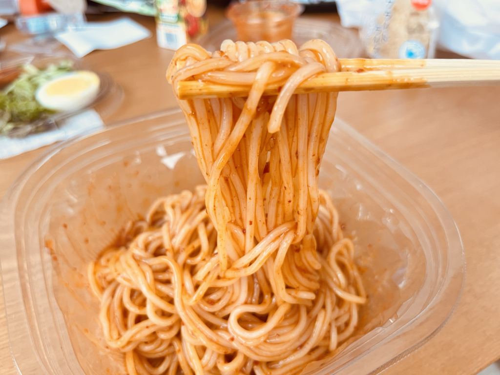 コチュジャンタレを麺に絡める