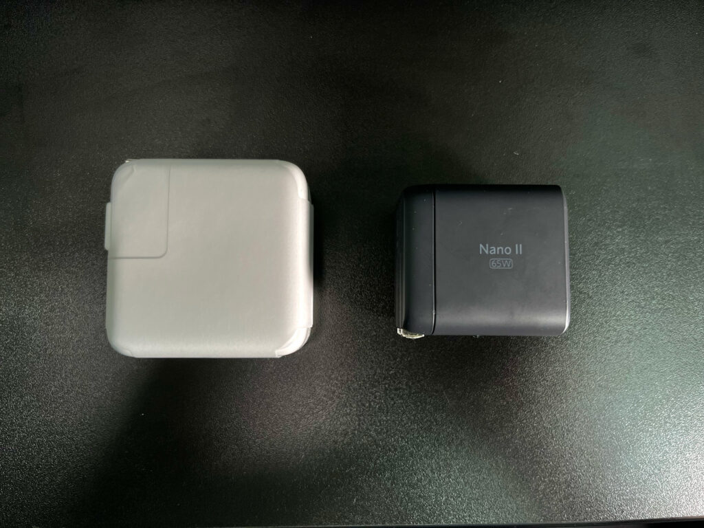 MacBook Airの純正充電器とAnker Nano II 65Wの大きさ比較