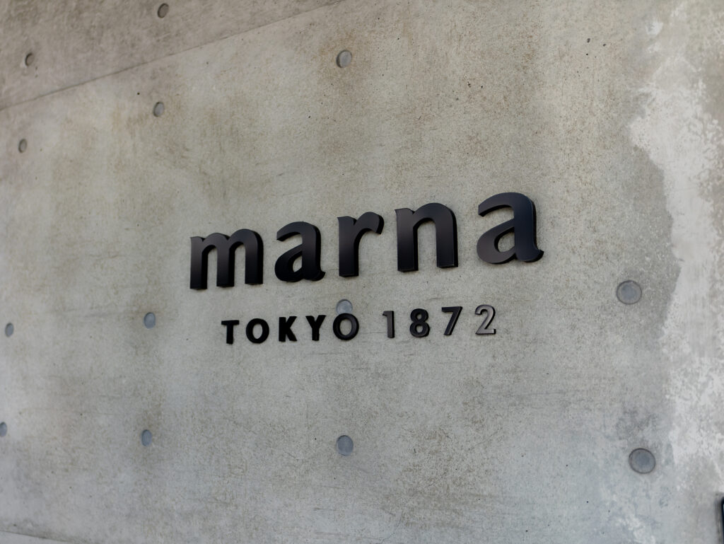 浅草にある株式会社マーナの本社ビル入り口にあるロゴサイン