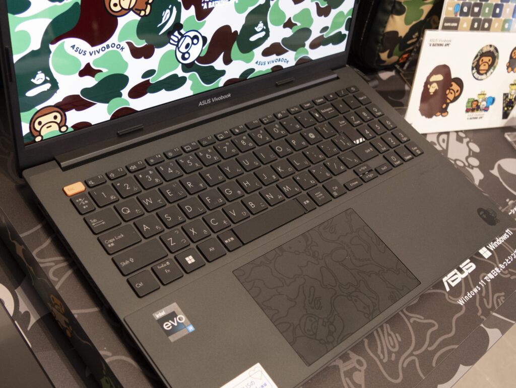 ASUS Vivobook S 15 OLED BAPE® Edition、ミッドナイトブラックのキーパッド部分。タッチパッドにあしらわれた、カモフラージュパターン。