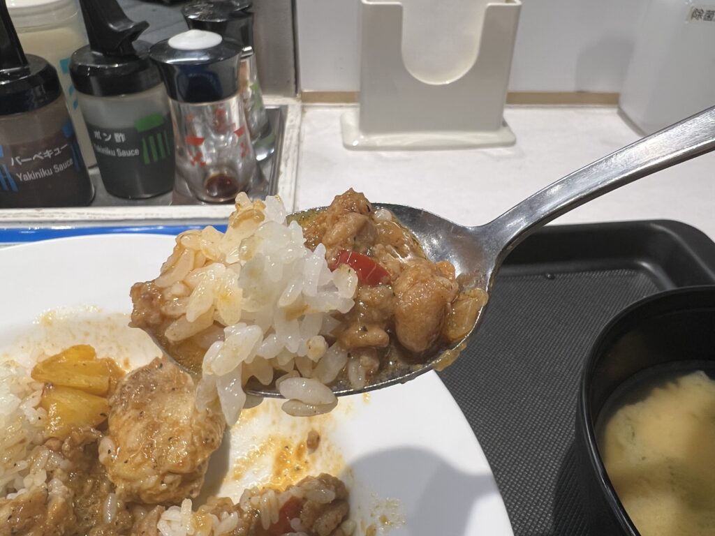 松屋「ガパオチキンライス」に入っているご飯と相性の良いパッガパオガイ