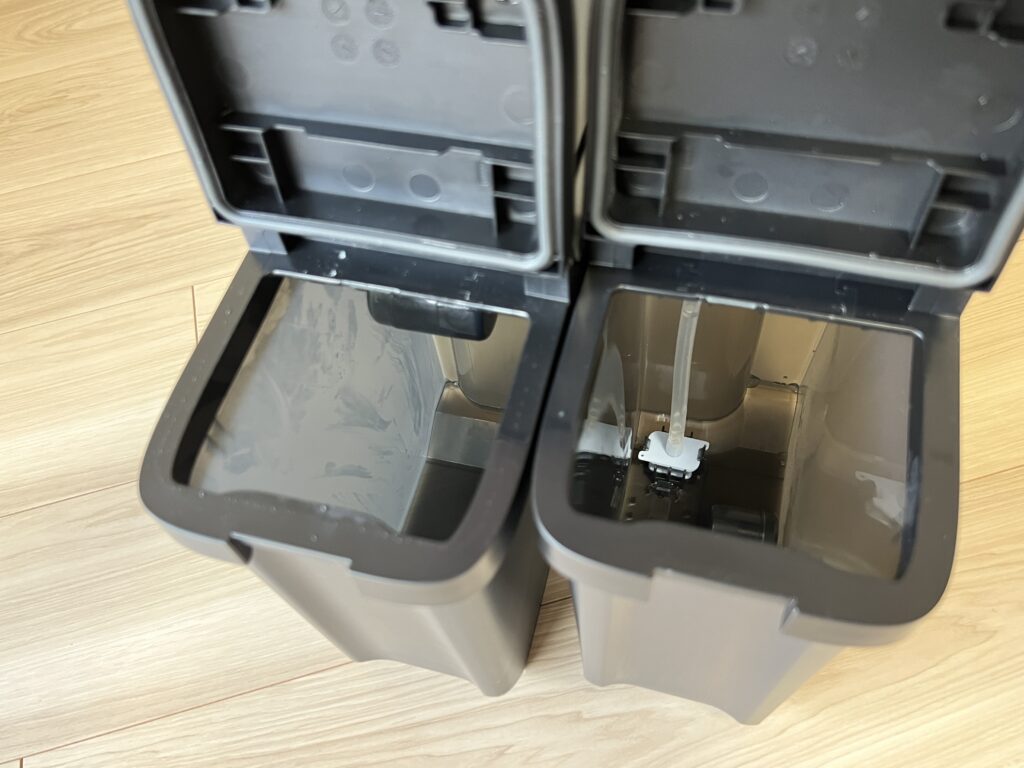 Roborock S8 Pro Ultra　汚水タンクと清水タンクを開けた様子