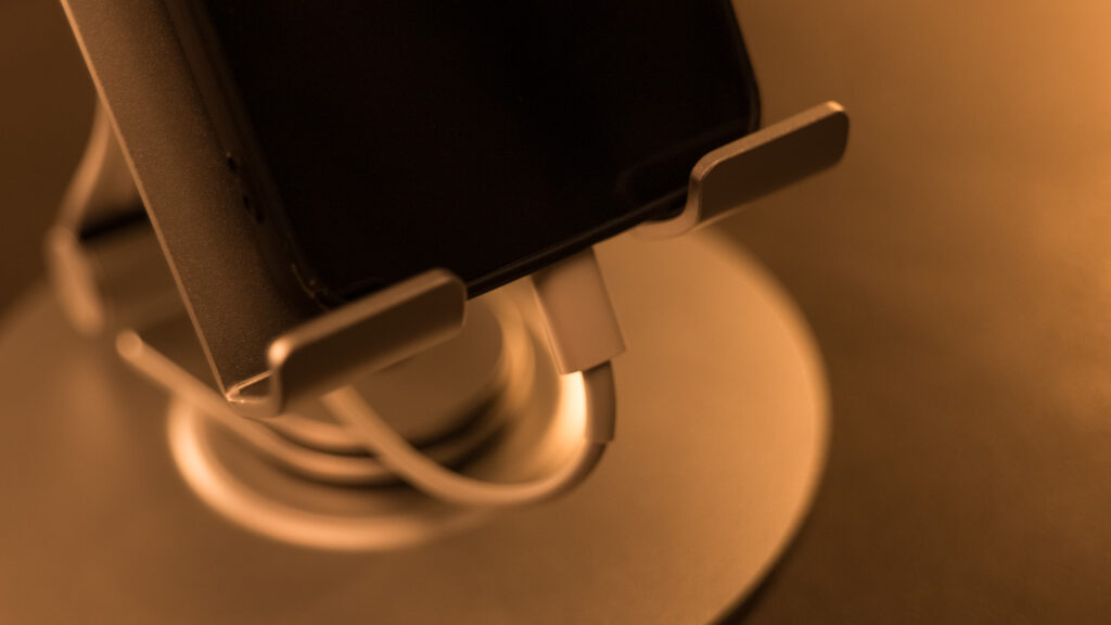 「MOTTERU 」のスマートフォン・タブレット用360度回転式スタンドはケーブルが邪魔をしない