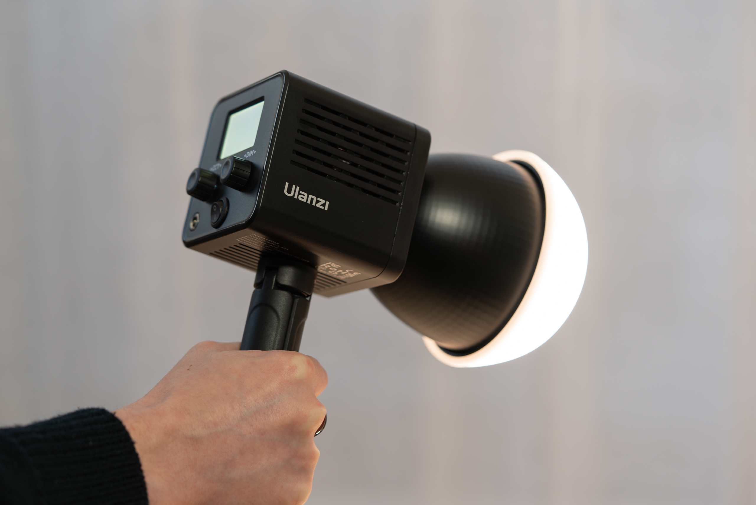 Ulanzi LT028 40W ポータブルLEDビデオライト」は軽量＆取り回しのいい 