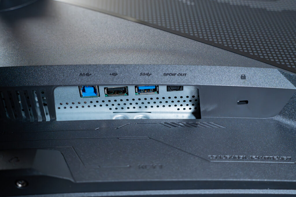 ROG Swift OLED PG49WCD　左から電源ケーブル用のコネクタ、HDMI、DP、USB Type-Cのポート