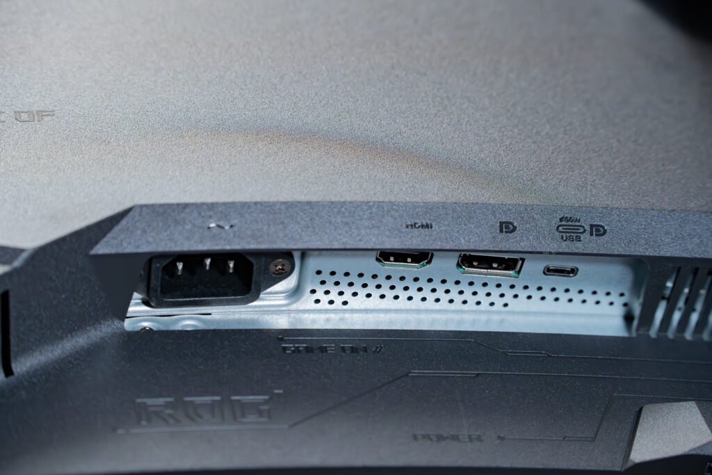 ROG Swift OLED PG49WCD　左からUSB Type-B（入力）、USB Type-A（USB 2.0）、USB Type-A（USB 3.2 Gen1）、SPDIF（出力）。また画像左下には3.5mmのイヤホンジャックを備える。