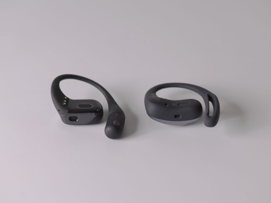 「OpenFit」と「OpenFit Air」の底面比較
