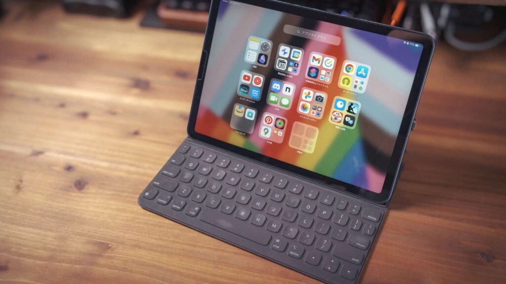 iPad Air 第5世代にキーボードをつけて使う様子