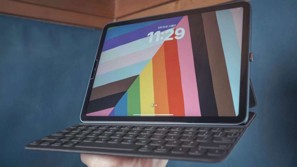 iPad Air 第5世代を片手で持っているところ