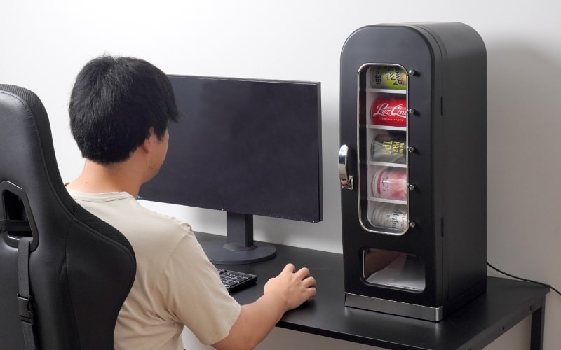 サンコーから「お部屋に自販機」発売。ボタンを押すとガコンッと