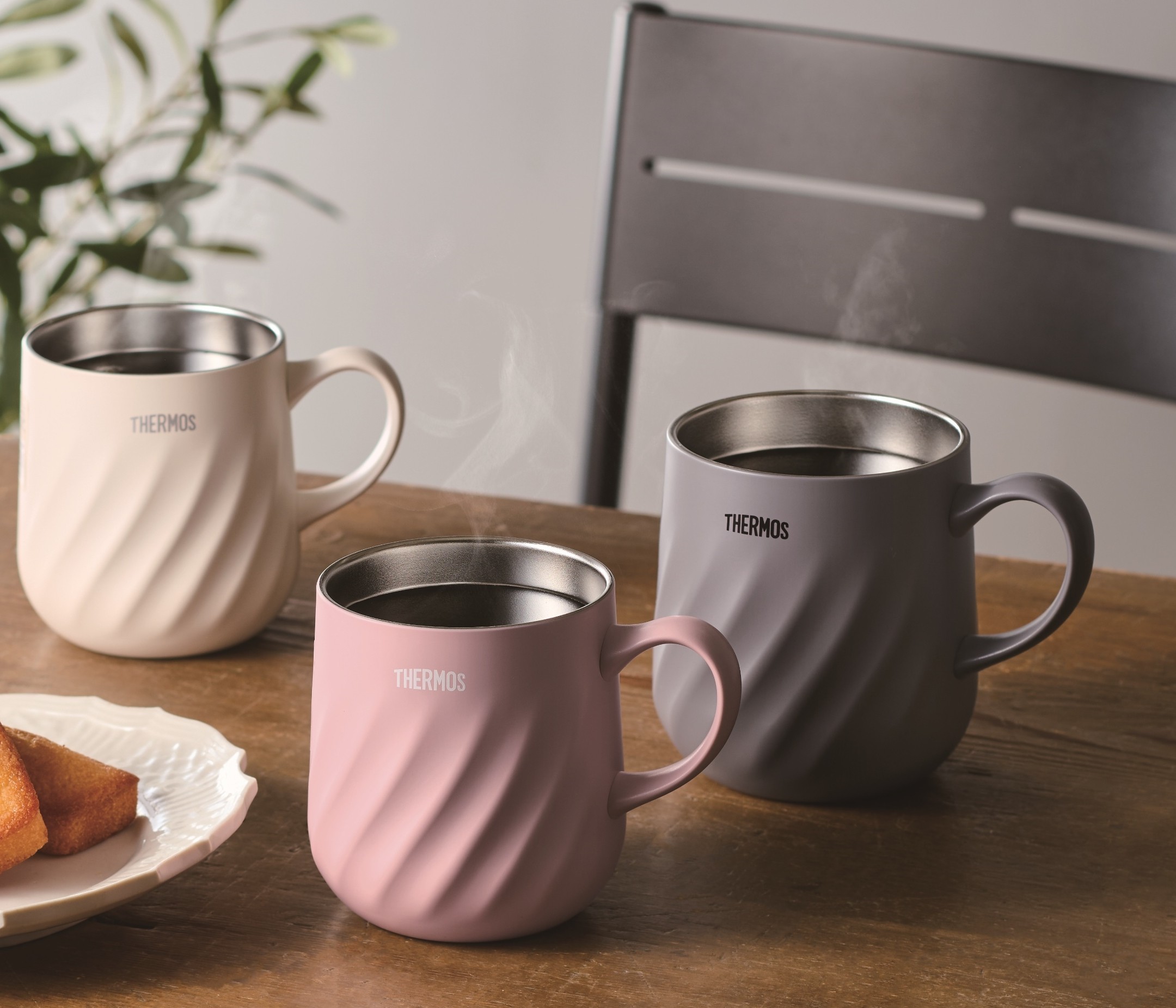 サーモスから丸みを帯びた可愛らしいフォルムの「真空断熱