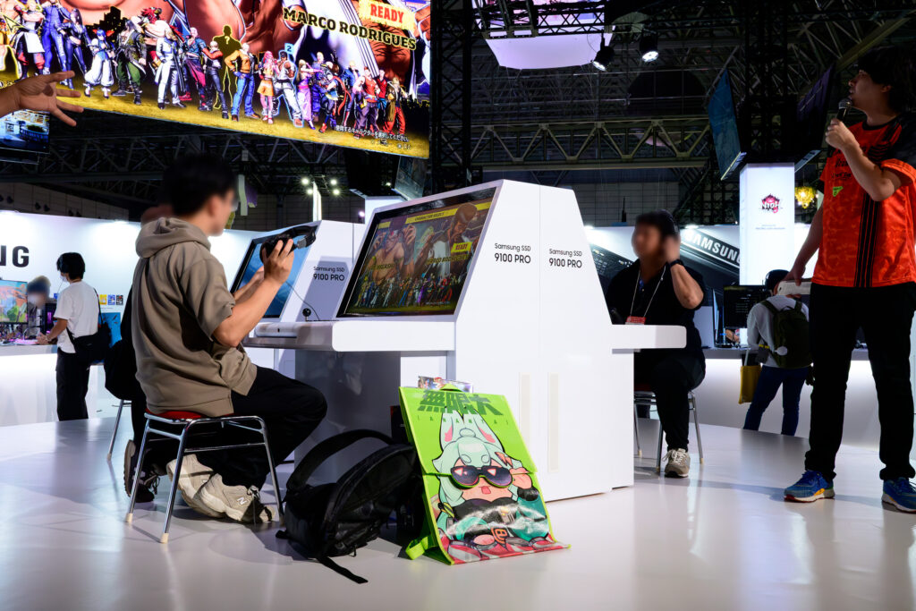 TGS2025　Samsung SSDブース、中央の特設にもJAPANNEXTモニター