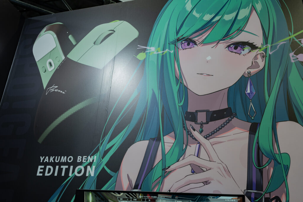 TGS2025　GALLERIAブース、初公開されたぶいすぽっ！コラボゲーミングマウス、「VSPO!GEAR」第三弾となるゲーミングマウス　八雲べにモデル