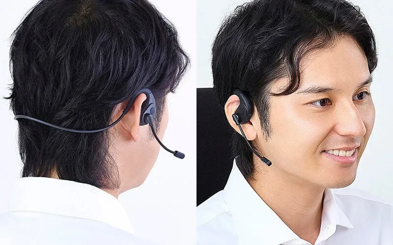 イヤホンマイクを装着した男性の画像です。片方の男性は笑顔で、もう片方の男性は後ろ姿です。