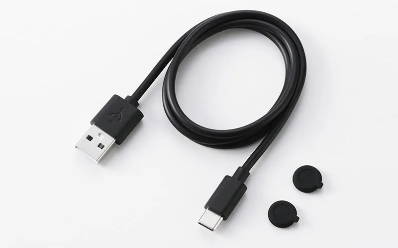 USBケーブルとUSB-Cコネクタ、2つの黒いキャップのクローズアップ写真。