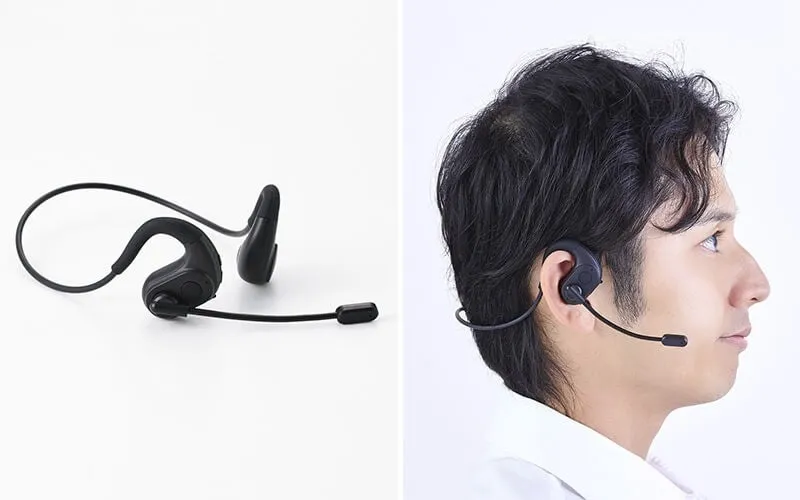 男性が装着している黒いヘッドセットの画像。ヘッドセットは耳にかけ、口元にマイクが伸びている。左側にはヘッドセット単体の写真がある。