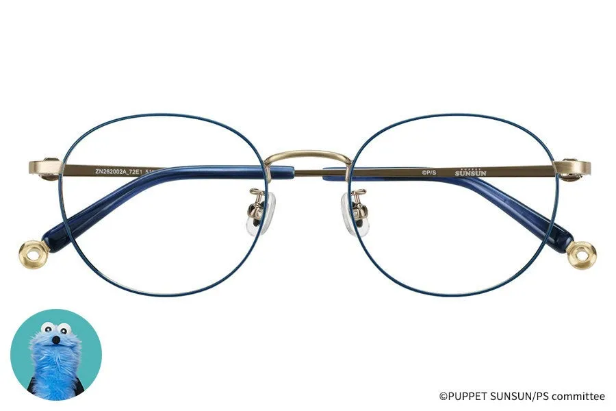 青いフレームのメガネ。フレームは丸く、左右のテンプルに装飾が施されている。左下にはマペットのキャラクターの顔が描かれている。