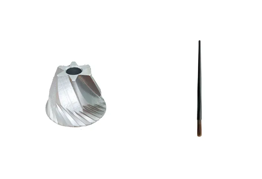 金属製のコーヒーグラインダーのパーツと、細長い棒のパーツの画像です。