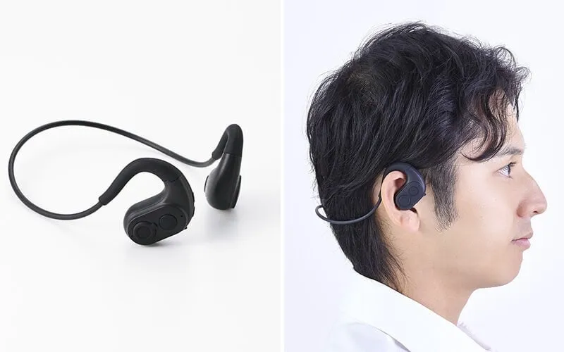 黒い骨伝導イヤホンを装着した男性と、イヤホンの写真。