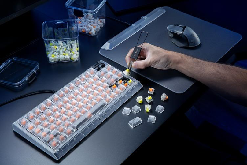 Razer BlackWidow V4 75% – Phantom White Edition