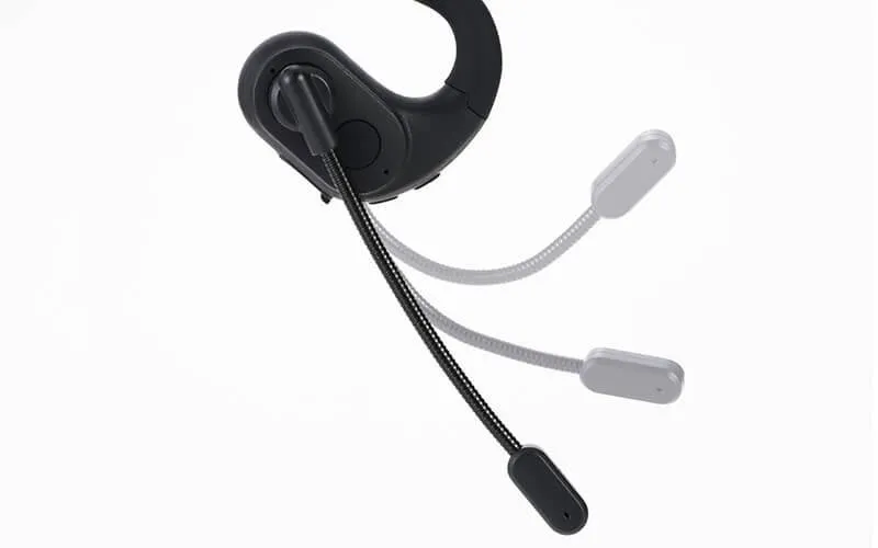 黒いイヤホンマイクのクローズアップです。イヤホンのデザインがはっきりとわかります。