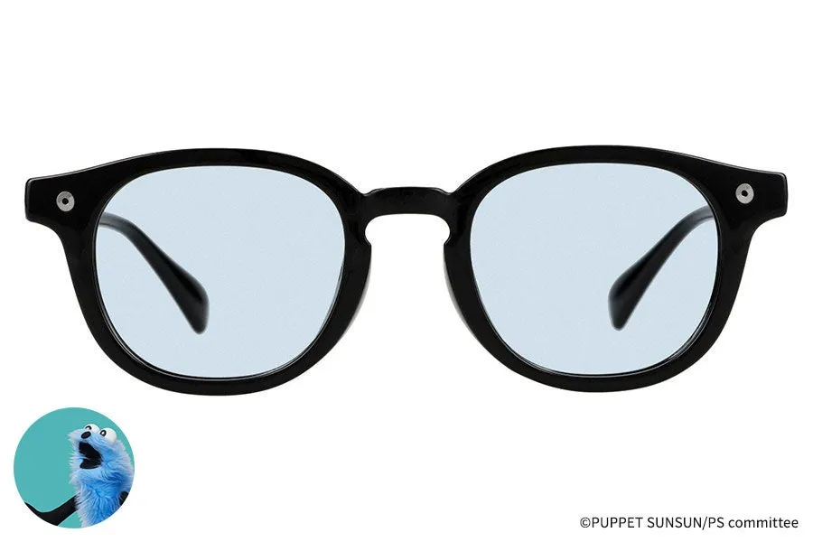 黒いフレームのサングラスの画像。サングラスは丸いレンズで、水色のレンズが入っている。左下には青いキャラクターのイラストが入っている。
