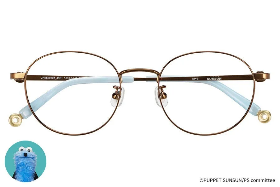 茶色のフレームのメガネ。メガネのフレームは丸く、レンズの縁は細い。つるの部分は水色で、キャラクターのイラストも描かれている。