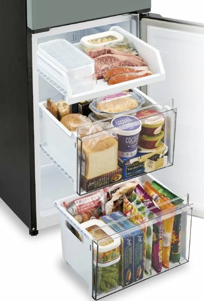 冷蔵庫の中の食品の収納を写した画像です。上段には冷凍された肉や魚、氷のストッカーが見え、中段にはパン、冷凍食品、ヨーグルトが、下段には冷凍野菜やピザなどの冷凍食品が収納されています。